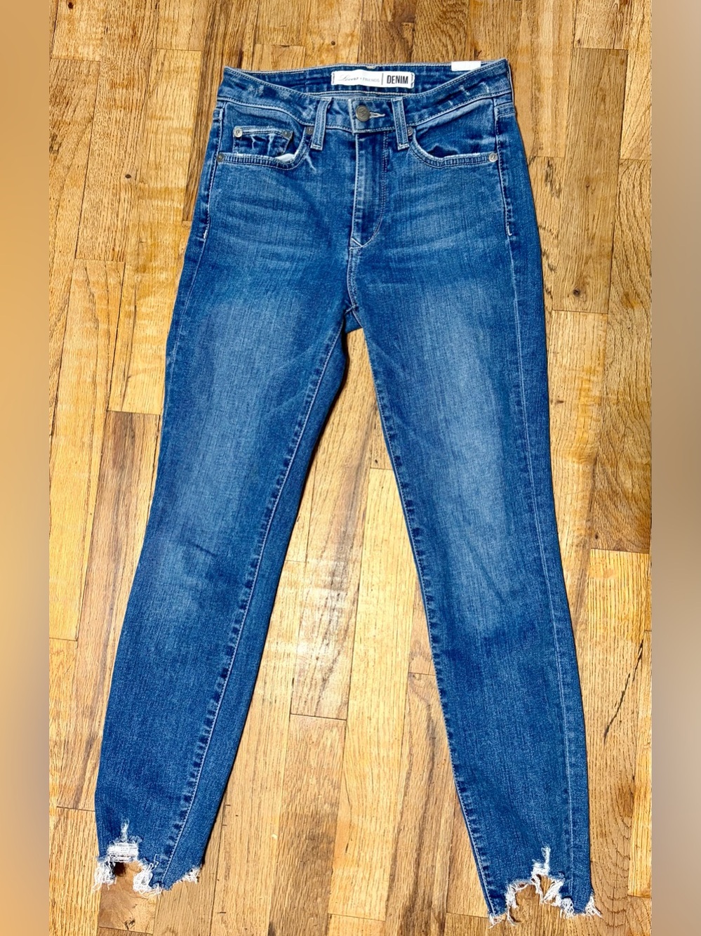 Women's Lovers + Friends Size 24 blue denim skinny jeans with distressed hem